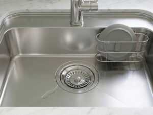 Cách giữ chậu rửa luôn mới sau 10 năm: Sự thật về bề mặt inox hạt sần (NE) phòng sạch chính hãng