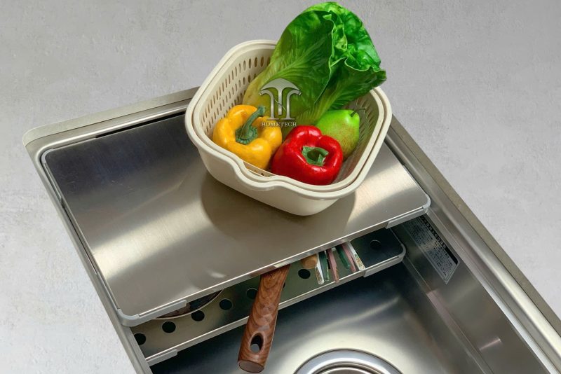 Thớt gỗ/thớt nhựa trượt: Cho phép thái rau, thịt trực tiếp phía trên bồn rửa, giúp nước thừa chảy thẳng xuống lỗ thoát